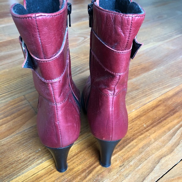 Red genuine leather handcrafted in South Africa - Picture 4 of 7